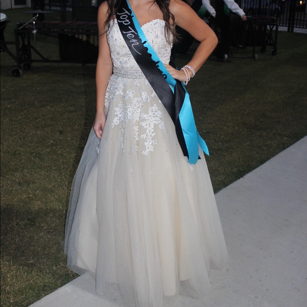 Beautiful dress to wear on the field for hoco!!! Size 0